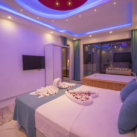 Apartament Gunbatimi 1 - Kalkan'da 2+1 Jakuzili